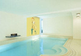 Wandgestaltung im Schwimmbad mit großformatigem Digitaldruck „Akt mit blauen Strümpfen“