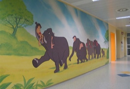 Wandgestaltung Kinderklinik Esslingen, Elefantenparade, Digitaldruck auf Resopal